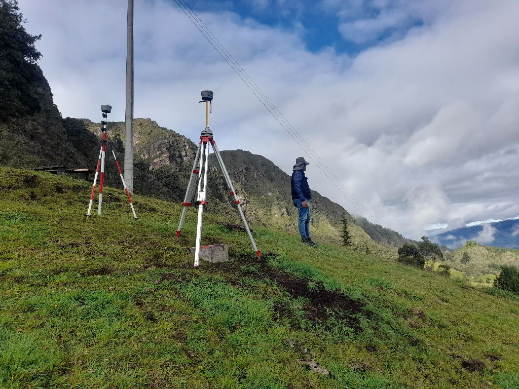Equipo técnico de Kasay realizando levantamiento catastral en campo